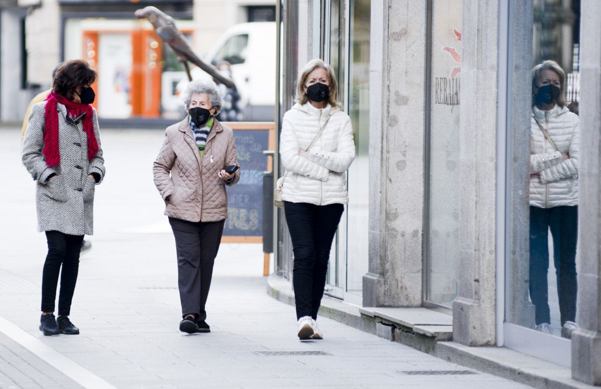 Xente paseando con máscaras en Pontevedra