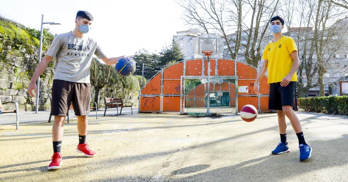 Mozos xogando nas pistas deportivas de Barcelos