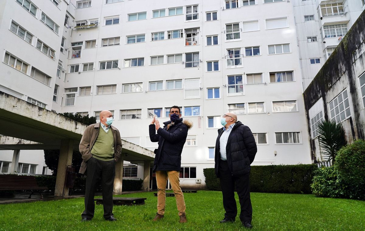 O delegado territorial da Xunta en Pontevedra, Luís López, visita un edificio reformado con axudas do Plan de Vivenda
