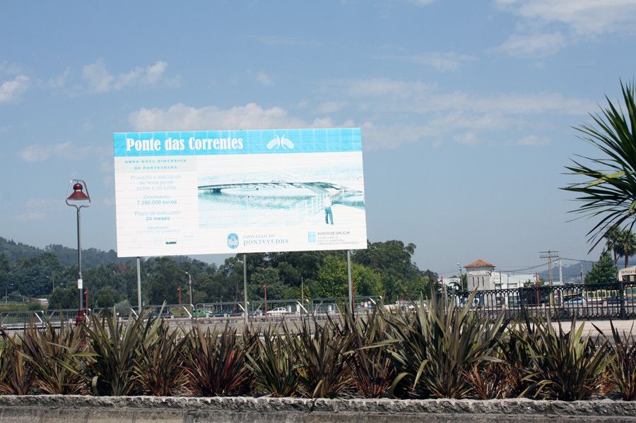 Cartel frente al puente de As Correntes