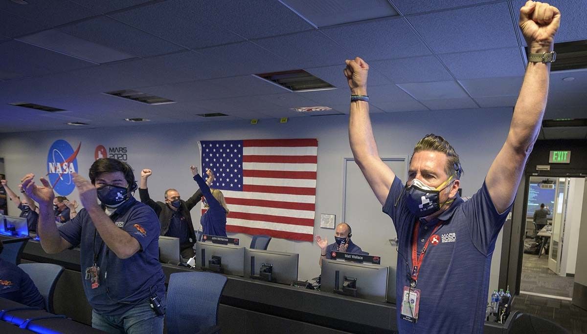 Celebración en el centro de control de la Nasa del éxito de la misión Perseverance