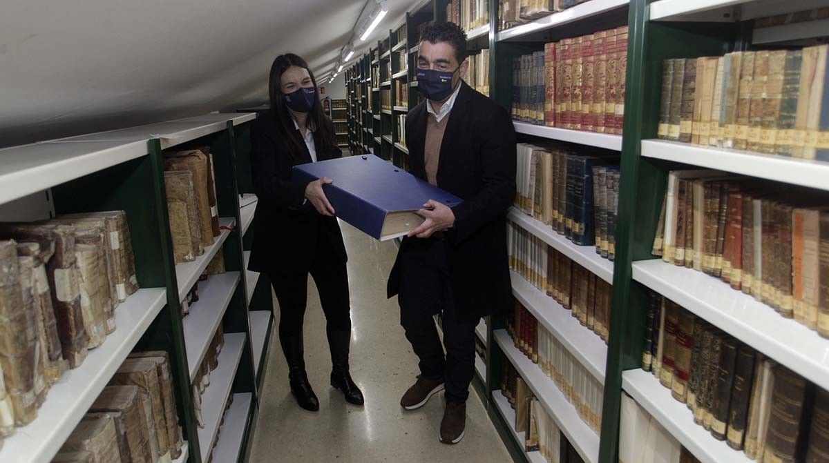 Luis López, delegado da Xunta, coa directora da biblioteca de Pontevedra, Alejandra Mosquera