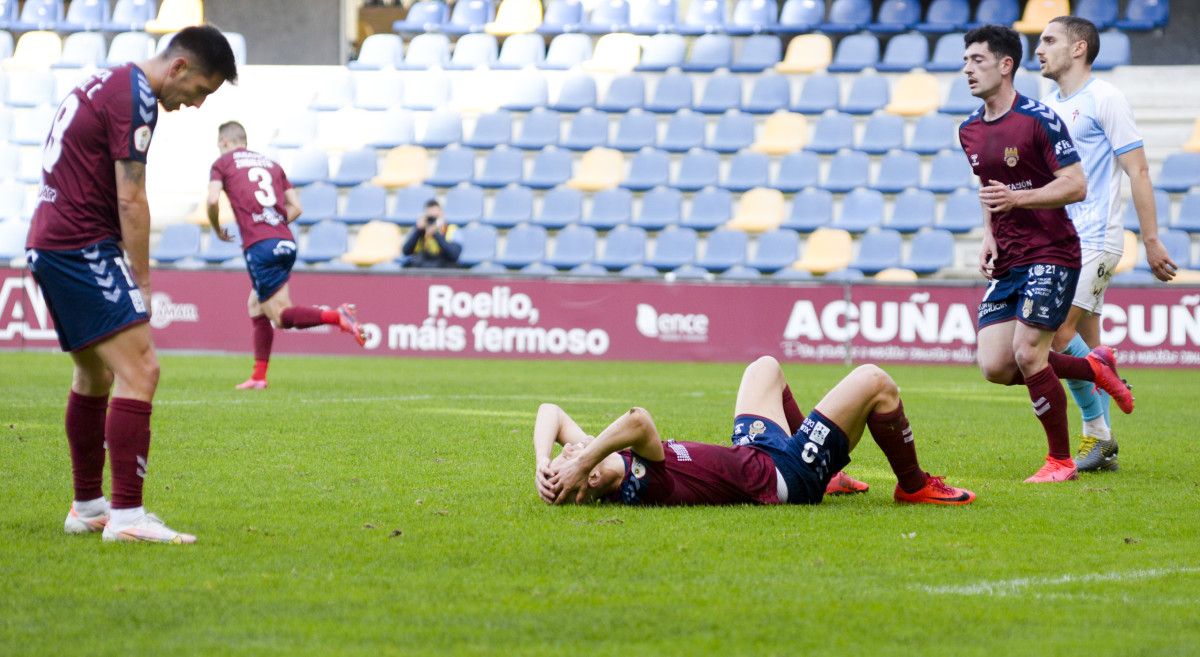 Rufo e Charles laméntanse dunha ocasión fallada no partido entre Pontevedra e Compostela