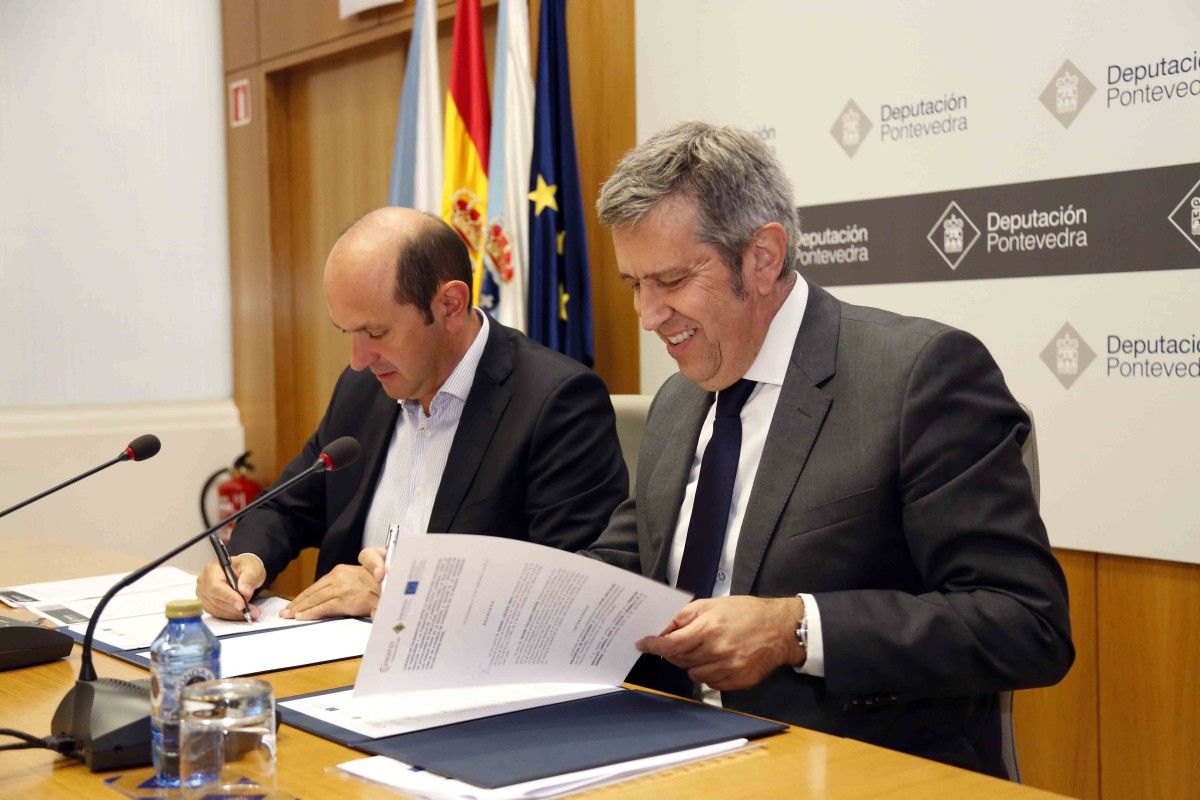Firma del convenio entre Rafael Louzán y el director general de la Fundación INCYDE, Javier Collado