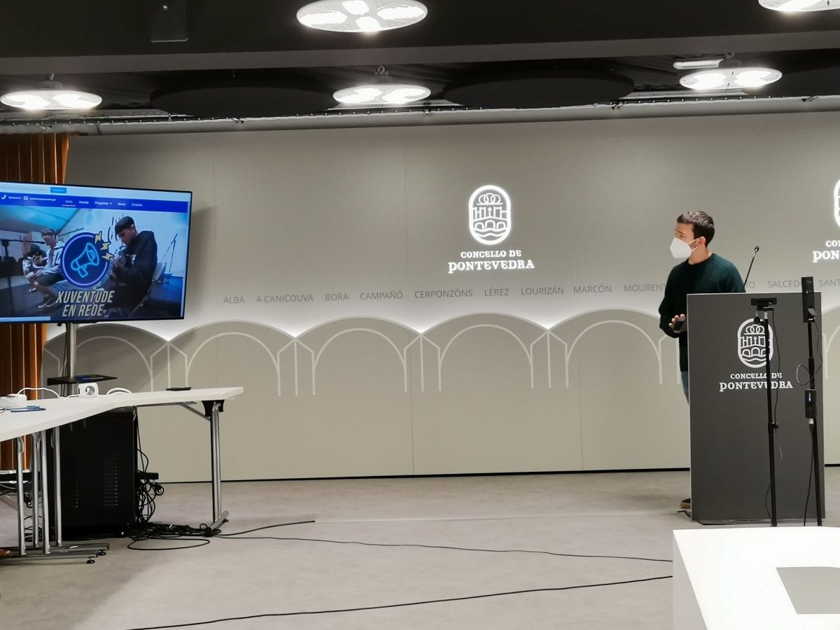 Alberto Oubiña, presenta la nueva web de Xunventude en Rede del Concello de Pontevedra