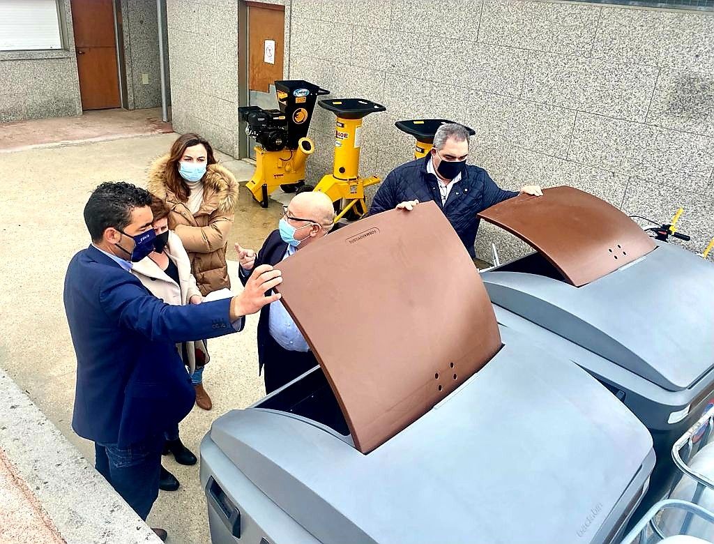 O delegado da Xunta en Pontevedra, Luís Lopez, comproba a mellora na xestión de residuos en Cambados