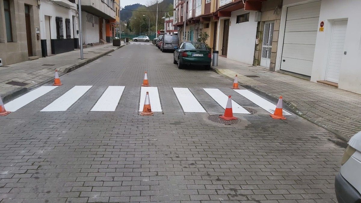 Paso de peatones en el que se mejoró la señalización en Bueu