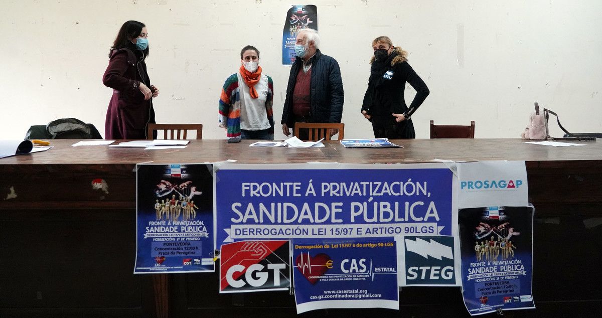 Representantes dos catro sindicatos convocantes da concentración en defensa da Sanidade Pública