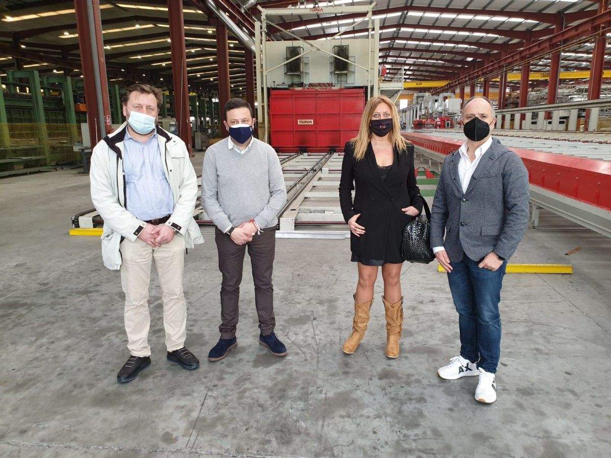 Reunión del delegado de Zona Franca, David Regades, con el alcalde de Cuntis, Manuel Campos, y representantes de Extrugasa