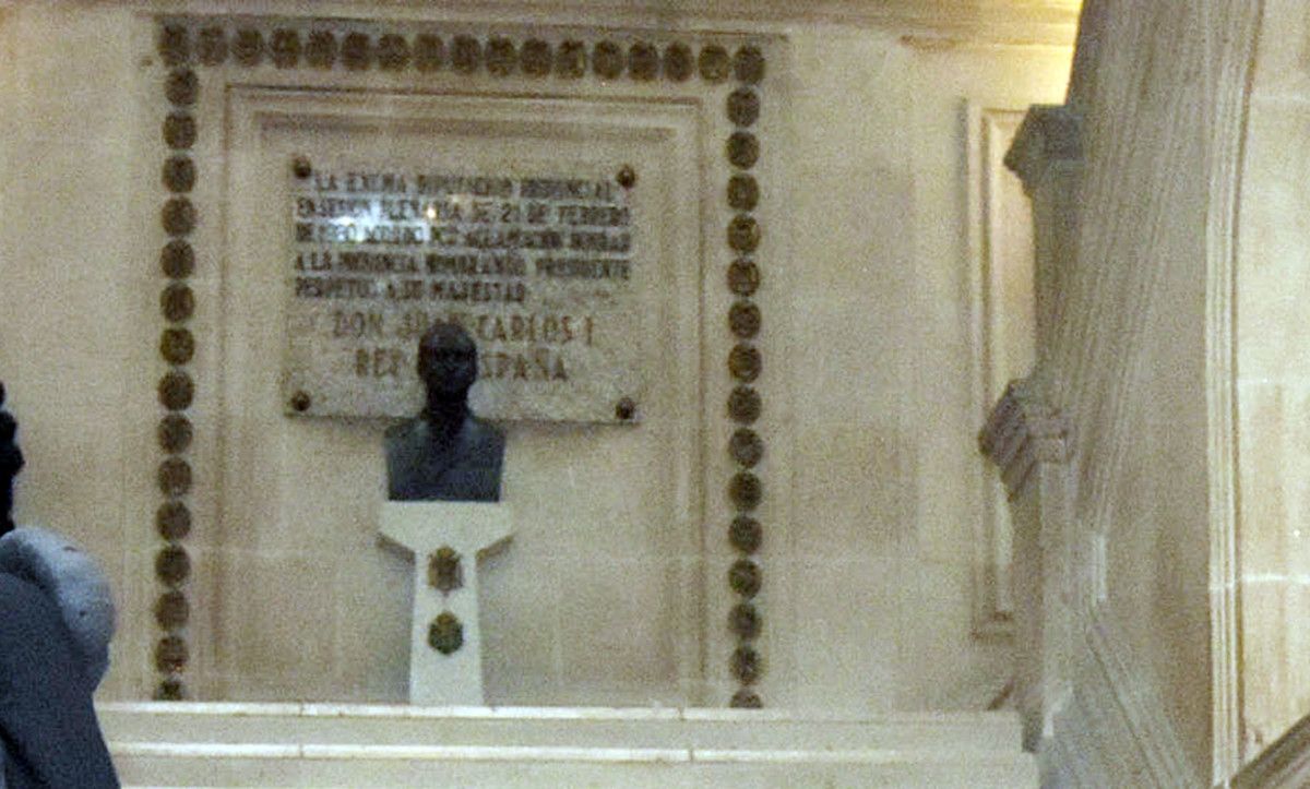 Busto del rey Juan Carlos en la sede de la Deputación