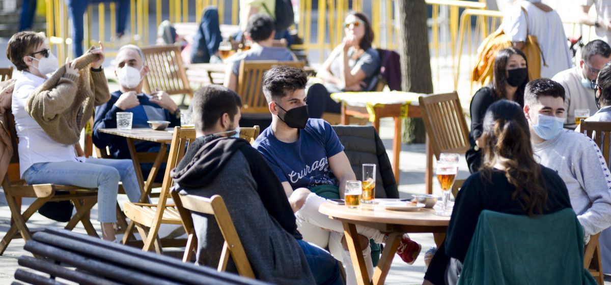 Clientes con máscara en terrazas da hostelería en Pontevedra 