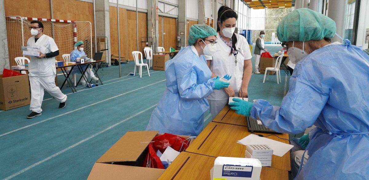 Profesionais sanitarios realizando cribados