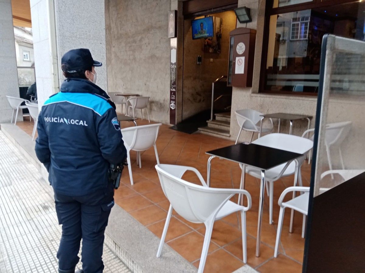 La Policía Local de Poio revisa las terrazas por la reapertura de la hostelería