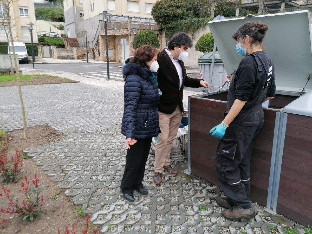 Chelo Besada y Gregorio Agís visitan un composteiro en Poio