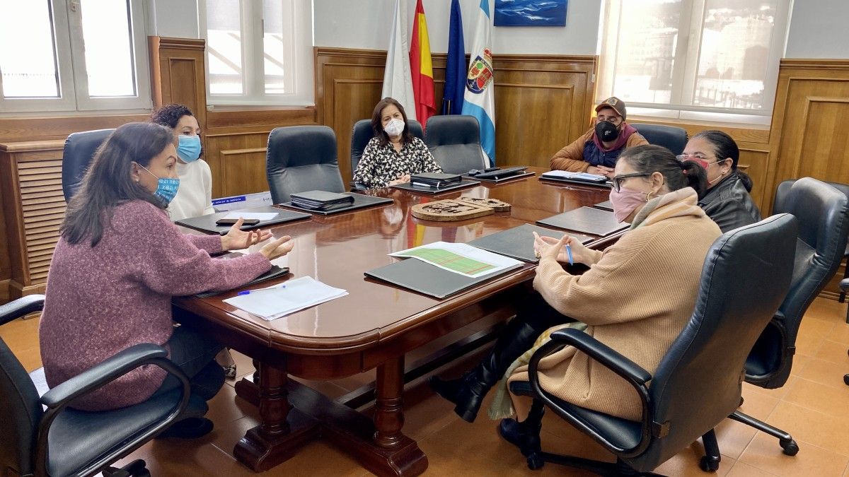 A alcaldesa de Marín, María Ramallo, reúnese con representantes de Hoempo