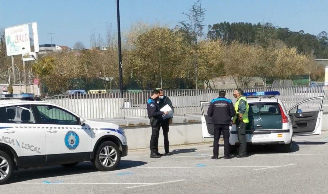 Policía Local de Sanxenxo e Guardia Civil en Portonovo