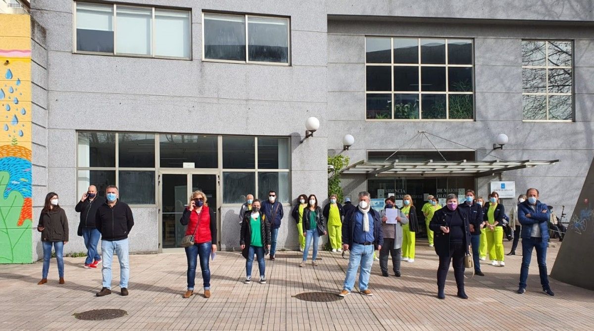 Concentración ante la Residencia de Mayores de Campolongo