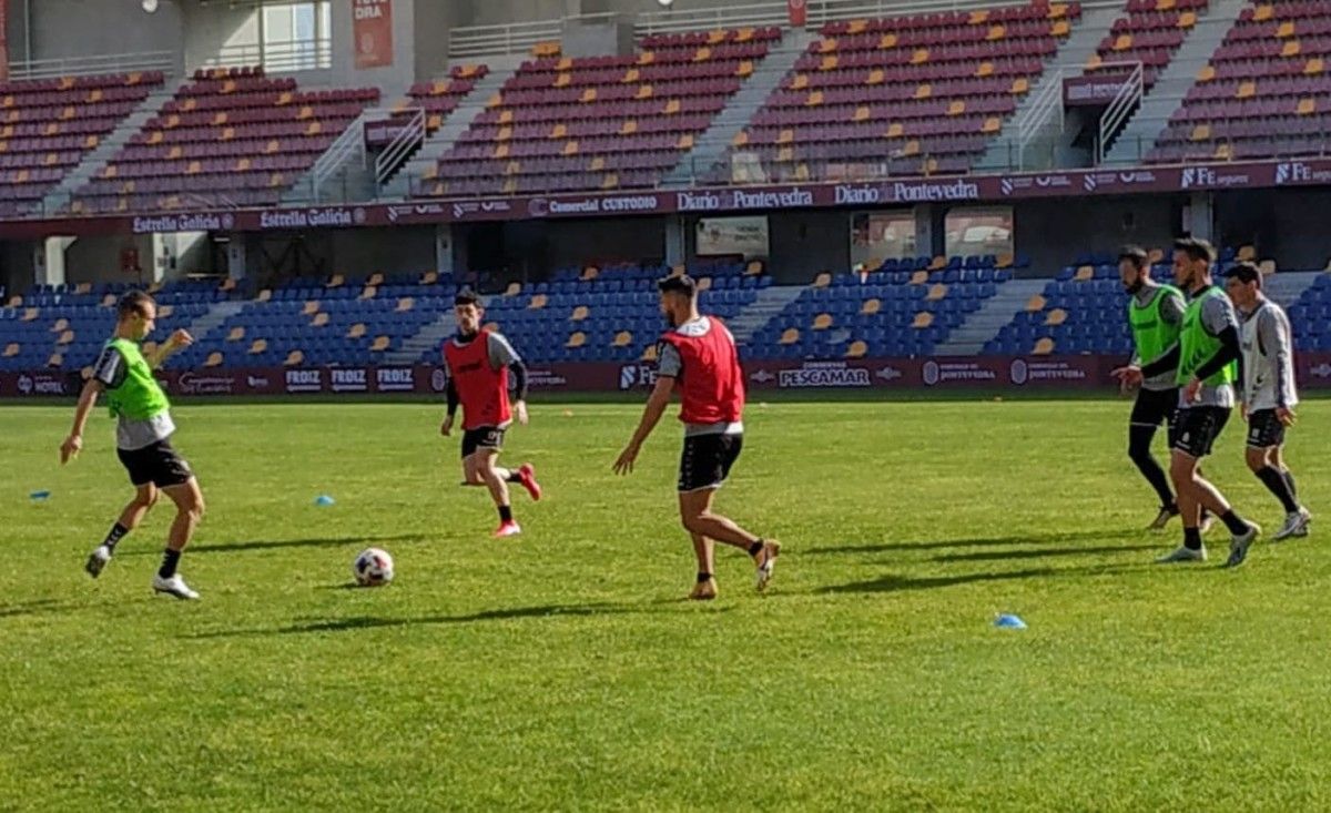Entrenamiento del Pontevedra en Pasarón