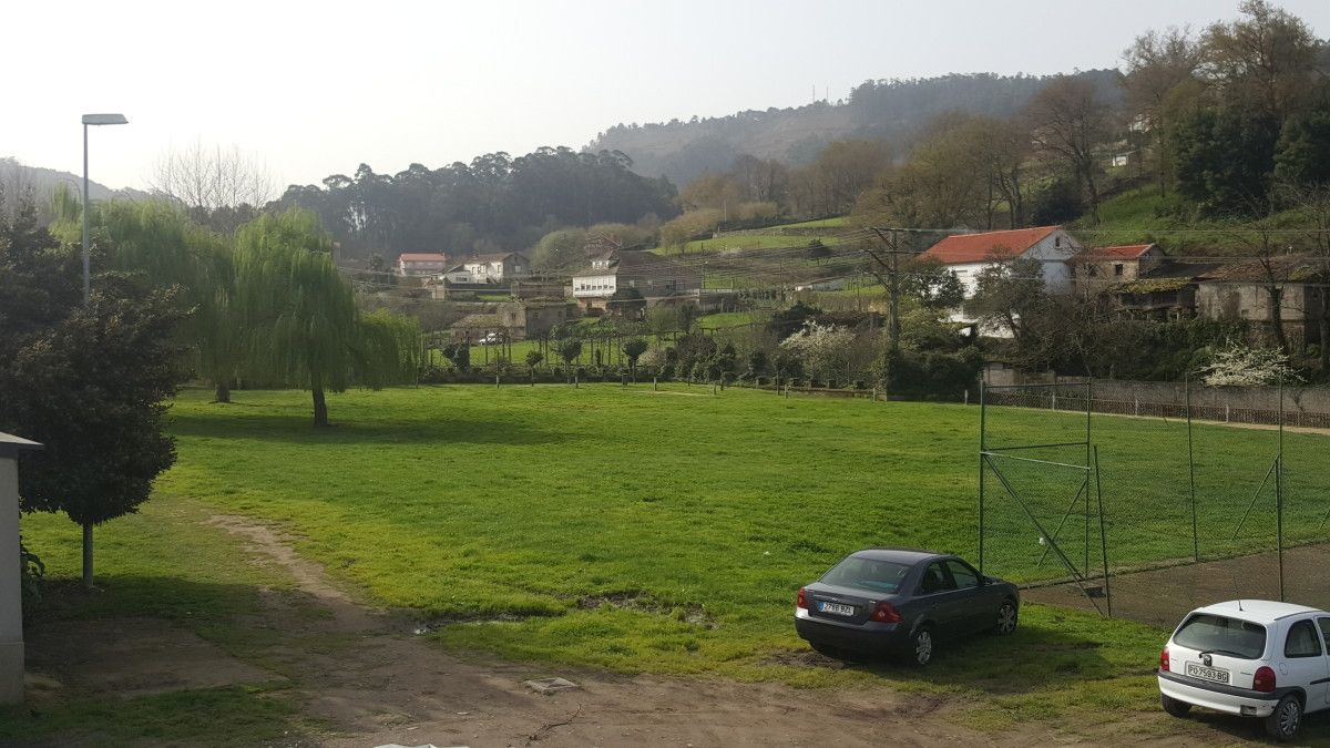 Pradería da contorna do río Lameira na que o Concello de Marín proxecta construir un parque infantil