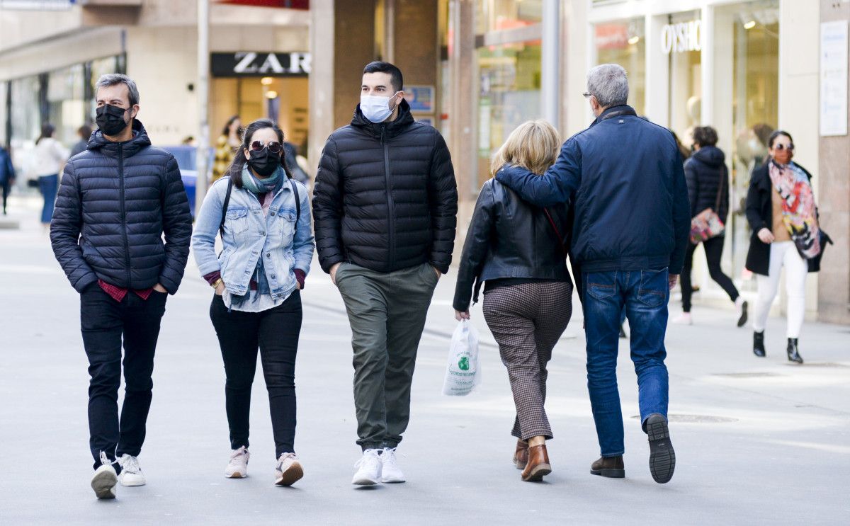 Xente paseando con máscaras en Pontevedra