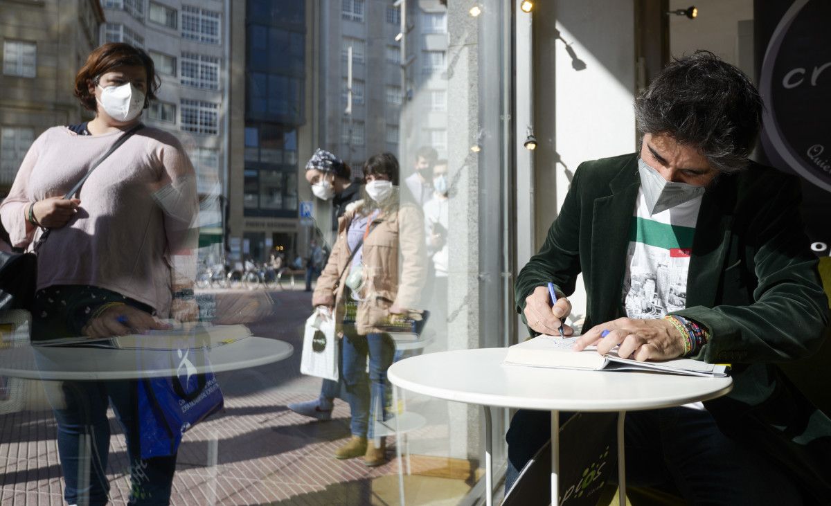 Manel Loureiro firma ejemplares de su novela "La puerta" en Cronopios
