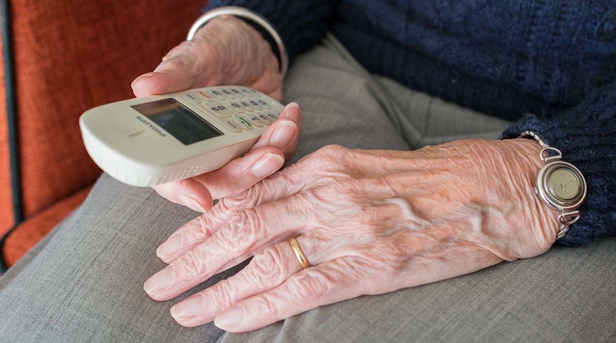 Una persona mayor con un teléfono