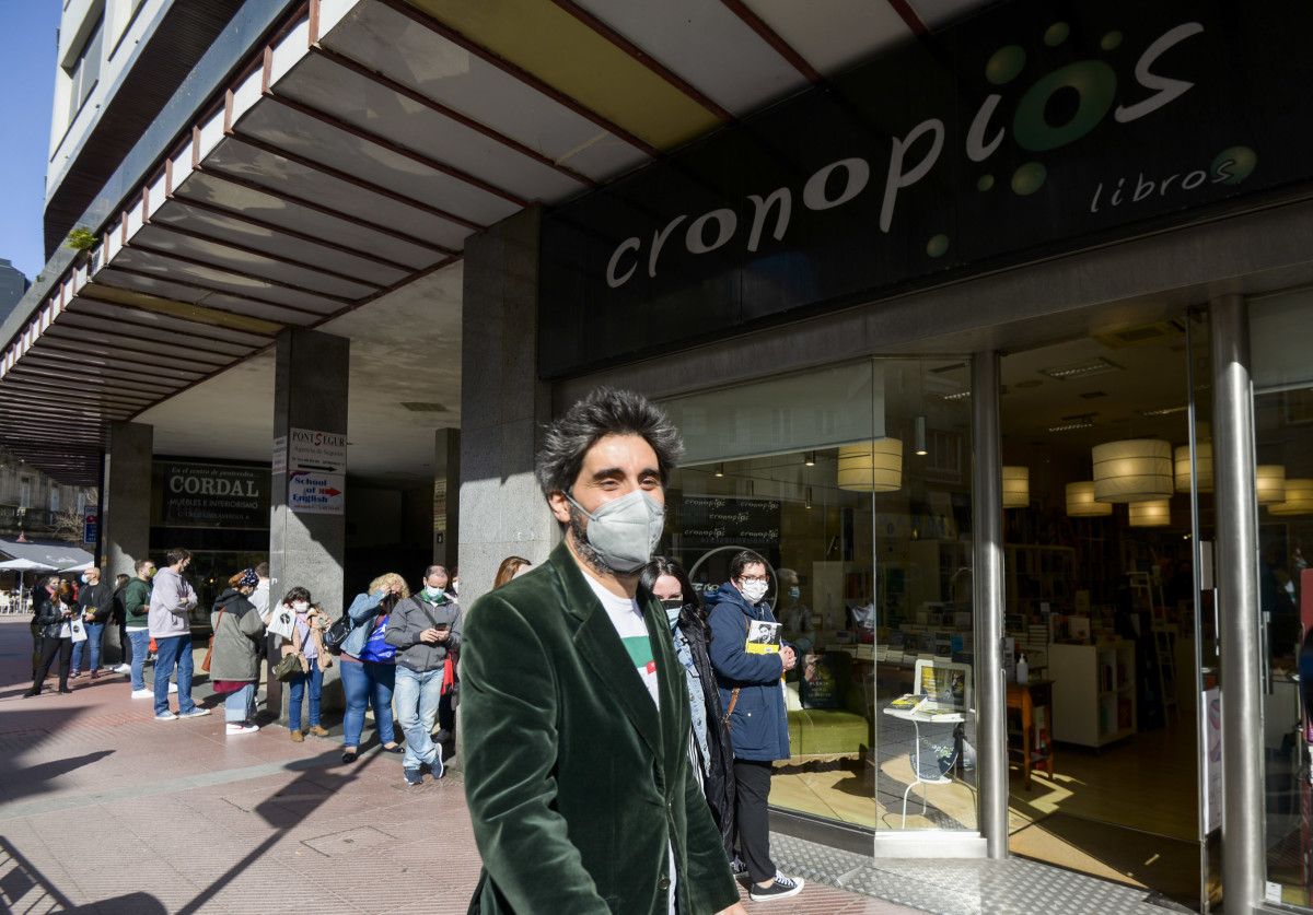 Manel Loureiro firma ejemplares de su novela "La puerta" en Cronopios