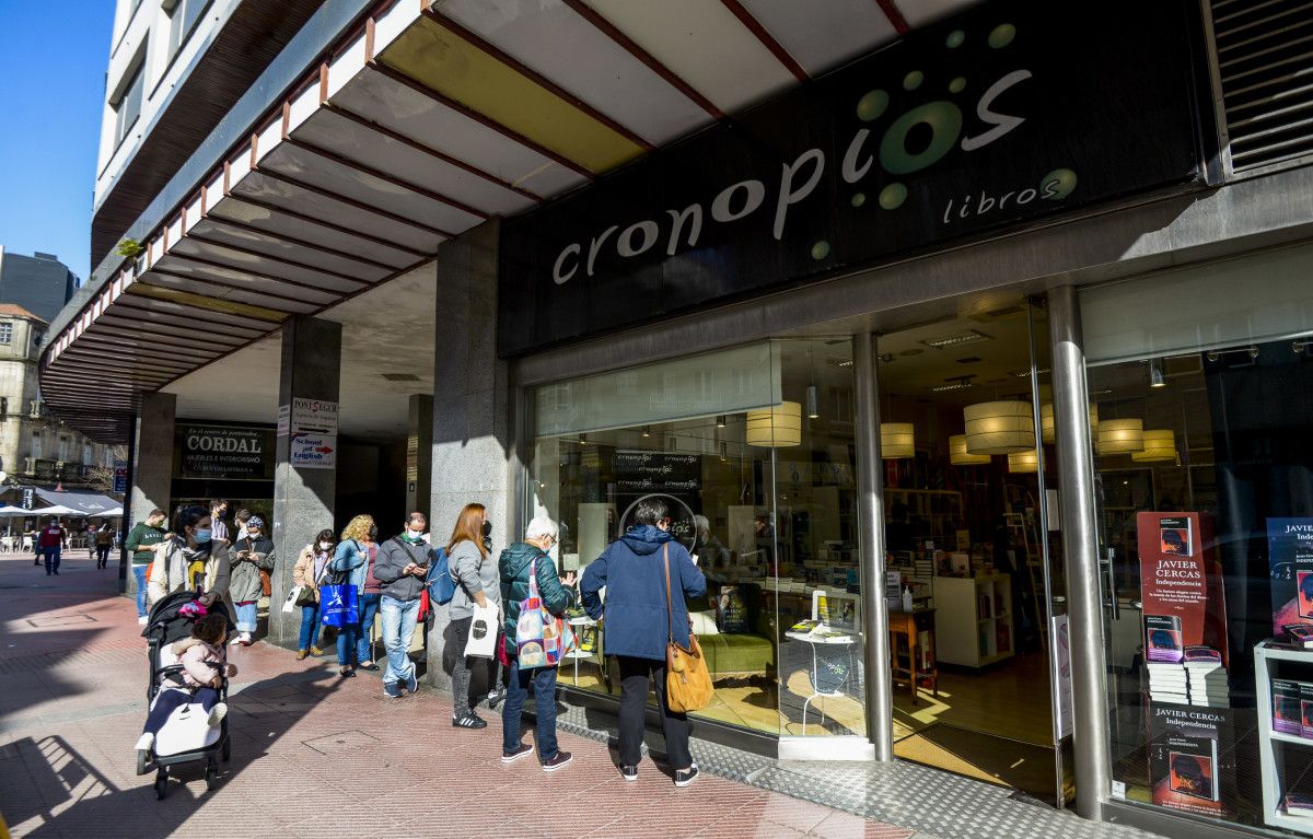 Manel Loureiro firma ejemplares de su novela "La puerta" en Cronopios