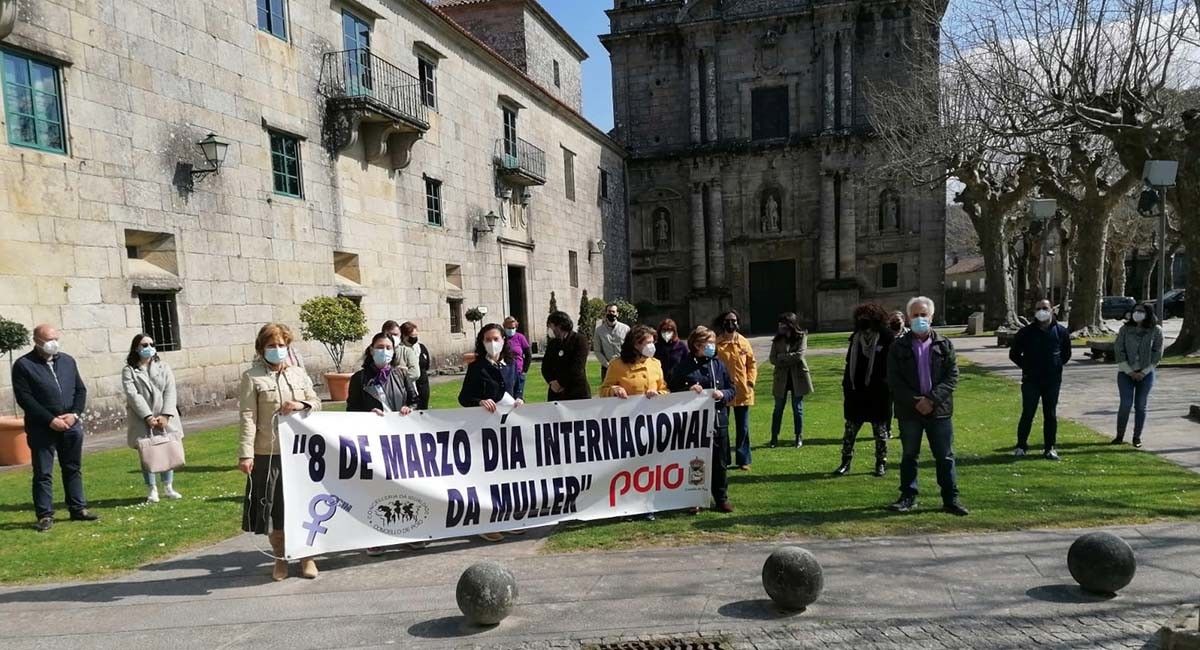 Concentración por el 8M delante del Concello de Poio