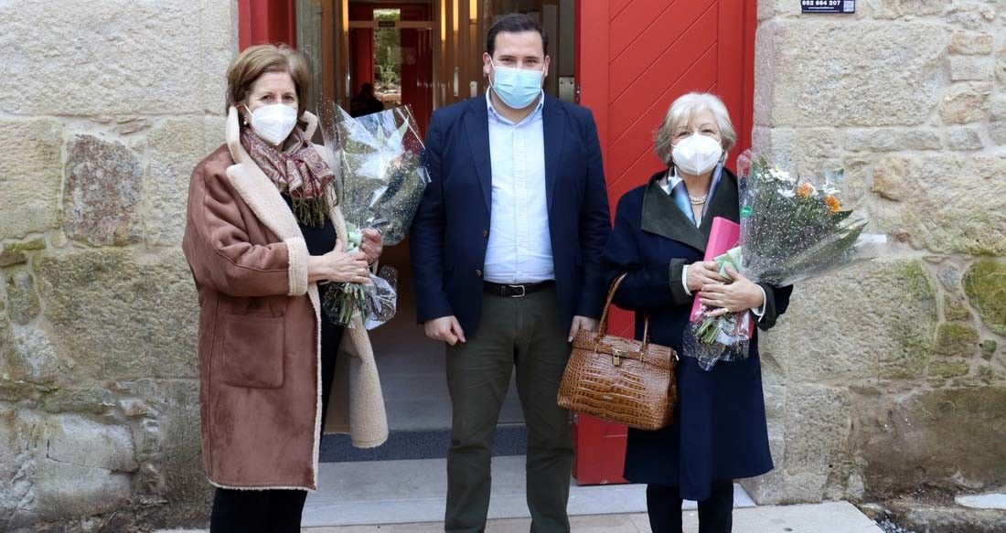Jorge Cubela con Julia García Tilve y Emma Valiñas Barreiro 