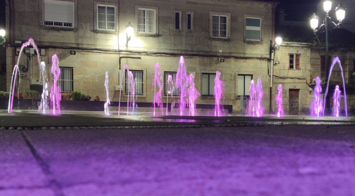 Iluminación morada en Ponte Caldelas con motivo del 8M