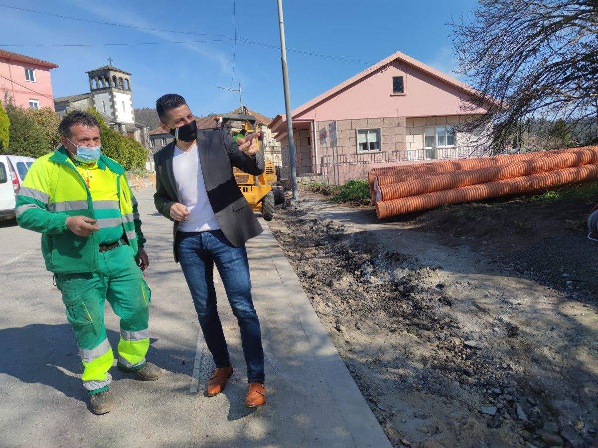 El alcalde de Ponte Caldelas visita las obras de la Avenida de Galicia