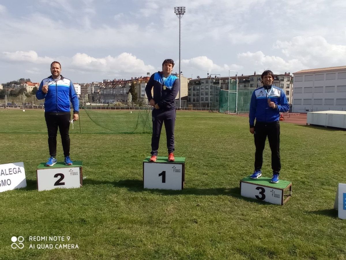 Atletas da Gimnástica no podio do campiontao galego de lanzamentos