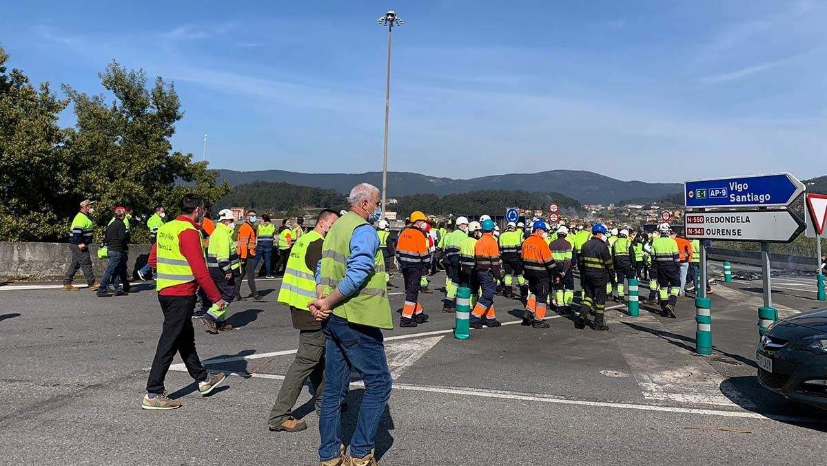 Manifestación de los trabajadores de Ence por la autovía de Marín