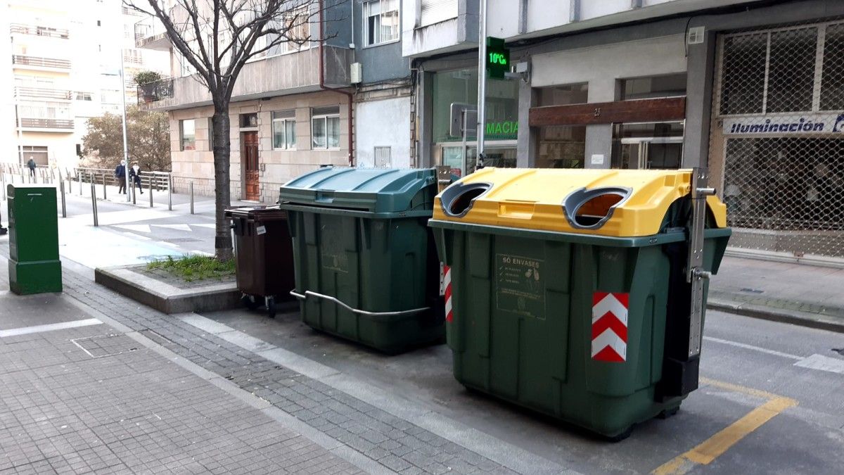 Contenedor marrón na rúa Rosalía de Castro