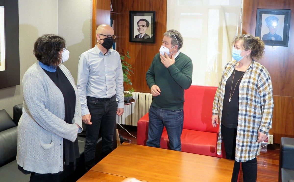 Representantes del Aula Castelao mantienen un encuentro con Miguel Anxo Fernández Lores y Carmen Fouces