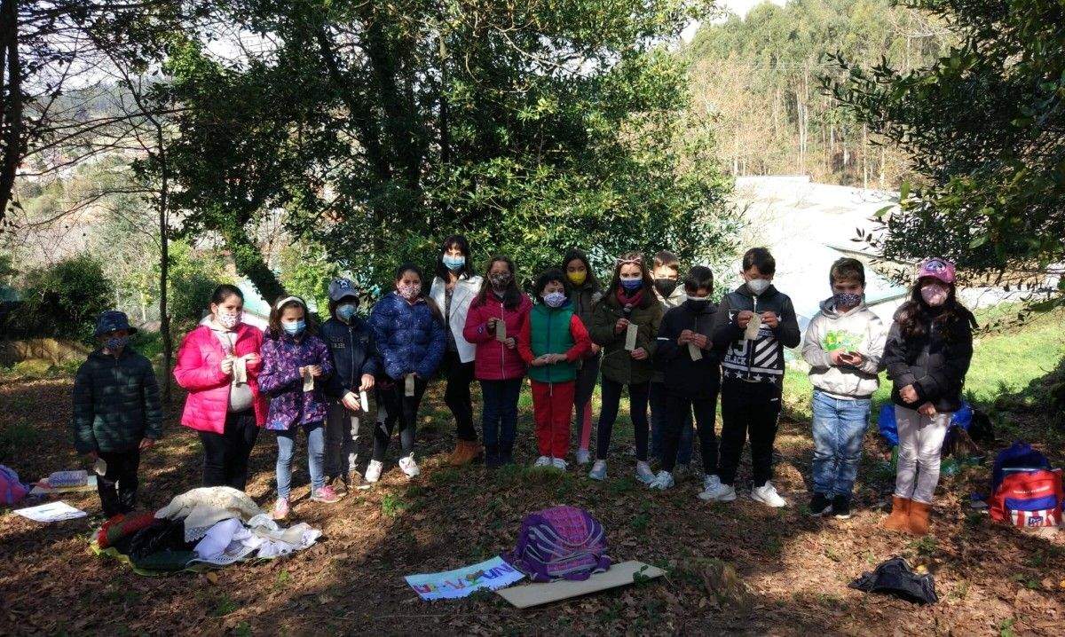 Loli Beloso co alumnado do CEIP As Covas-Meaño 