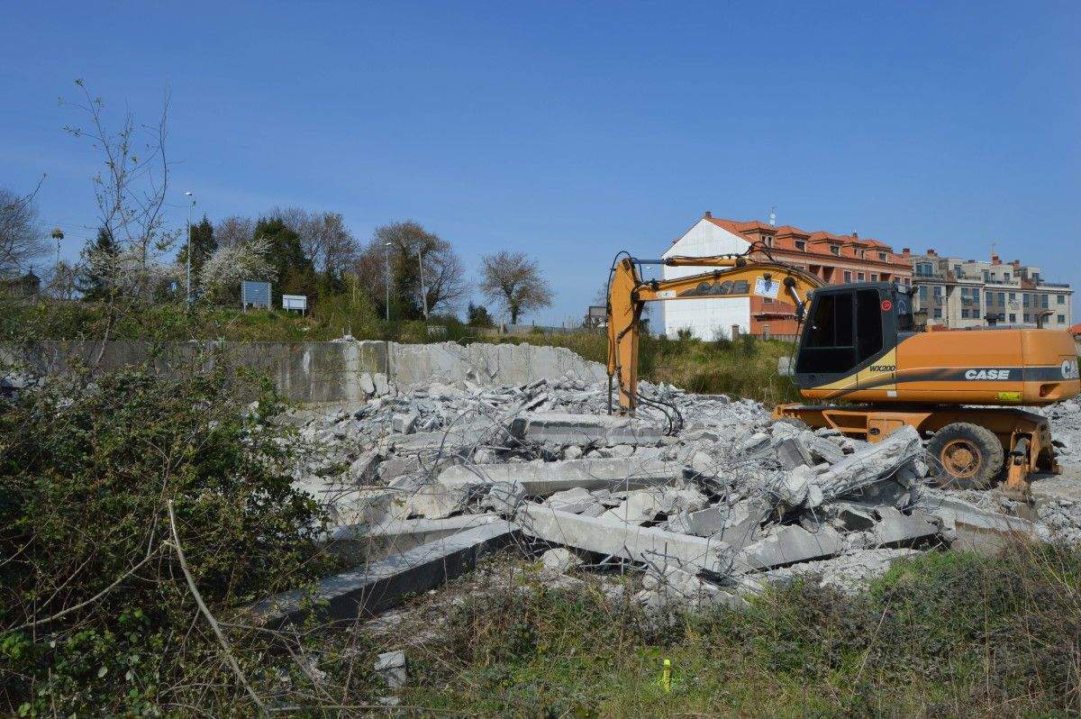 Derribo de la estructura dañada del centro sociocultural de Vilalonga