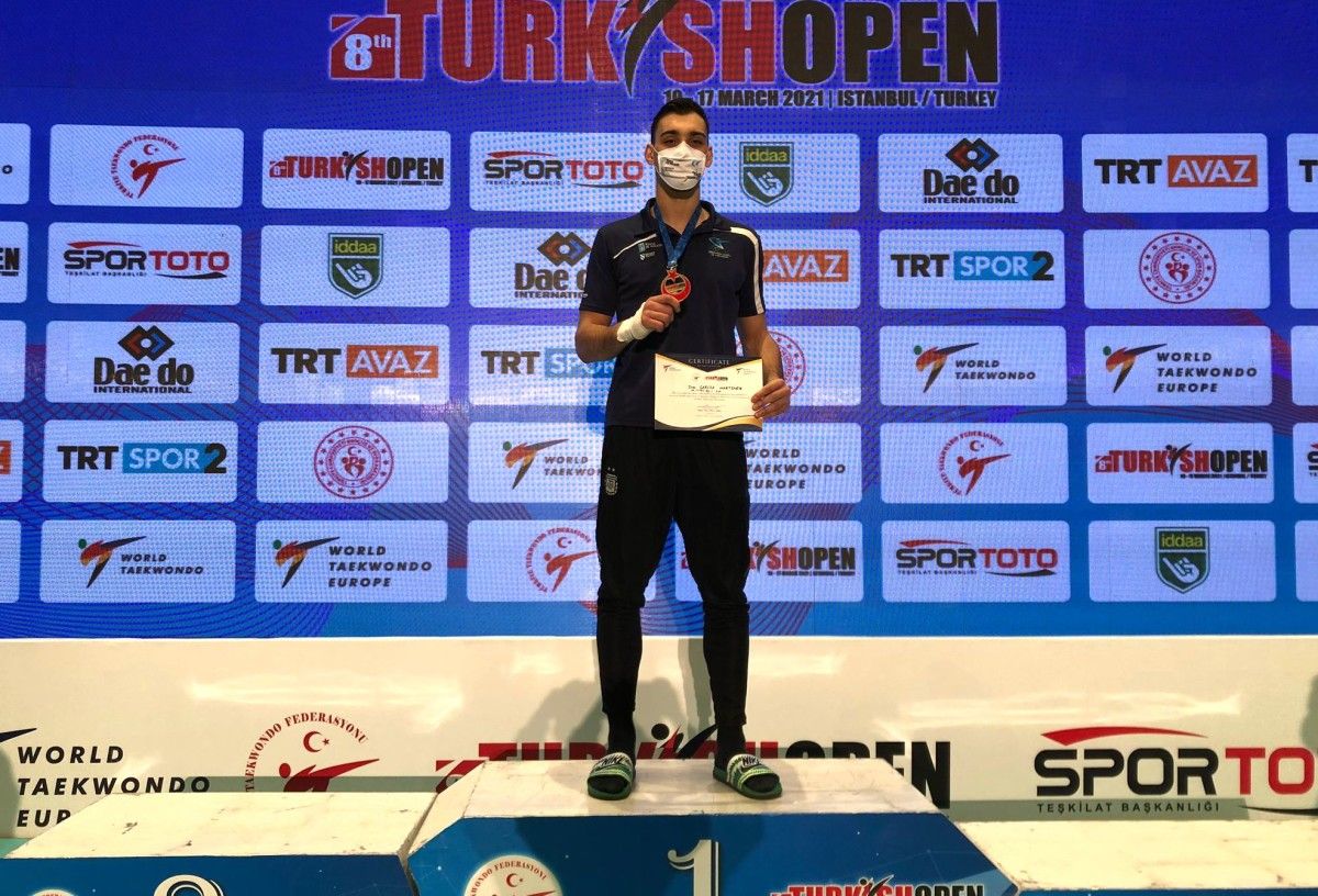 Iván García no podio do Open de Turquía de taekwondo