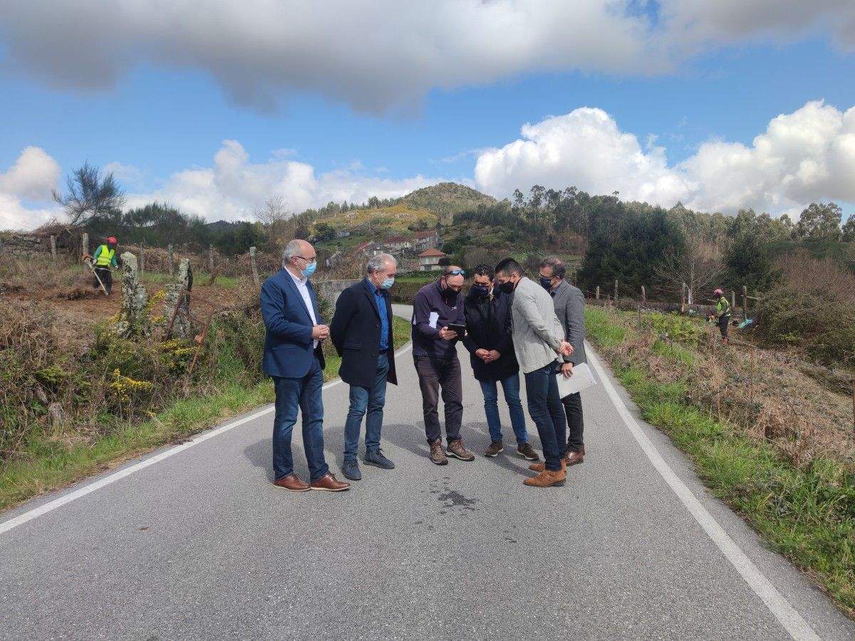 Andrés Díaz e Luis López visitan o inicio das tareas de limpeza en Barbudo