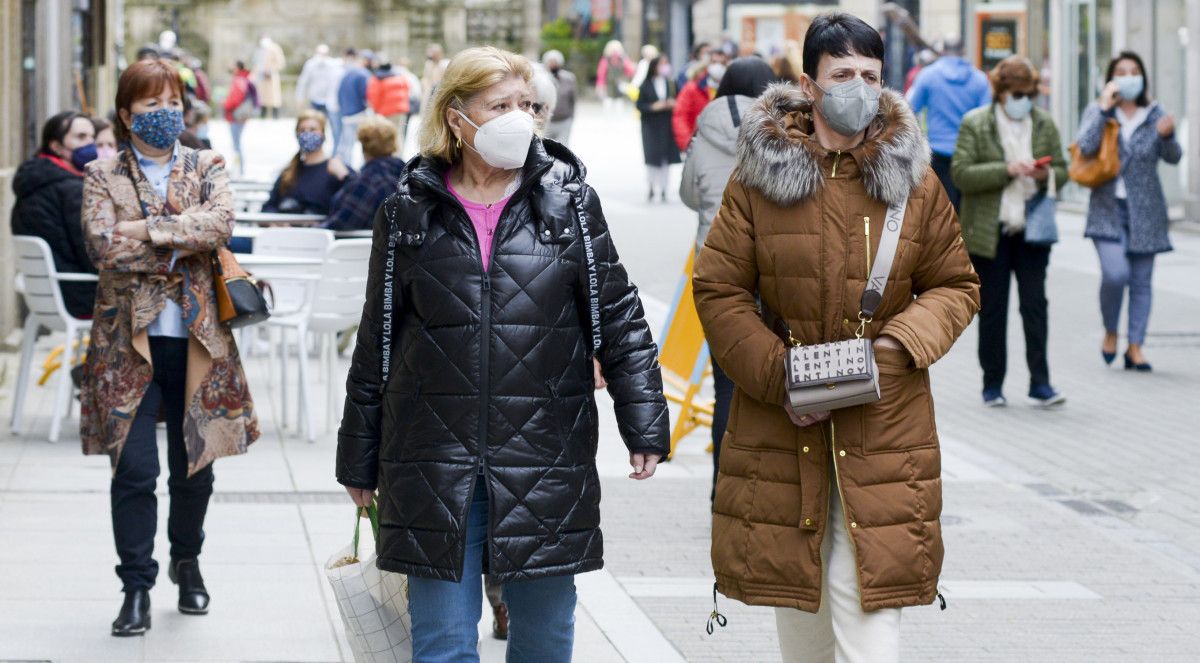 Xente paseando con máscaras en Pontevedra