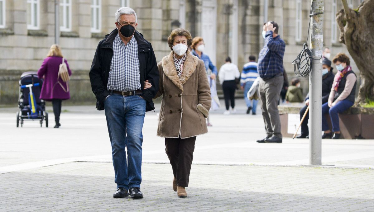 Xente paseando con máscaras en Pontevedra