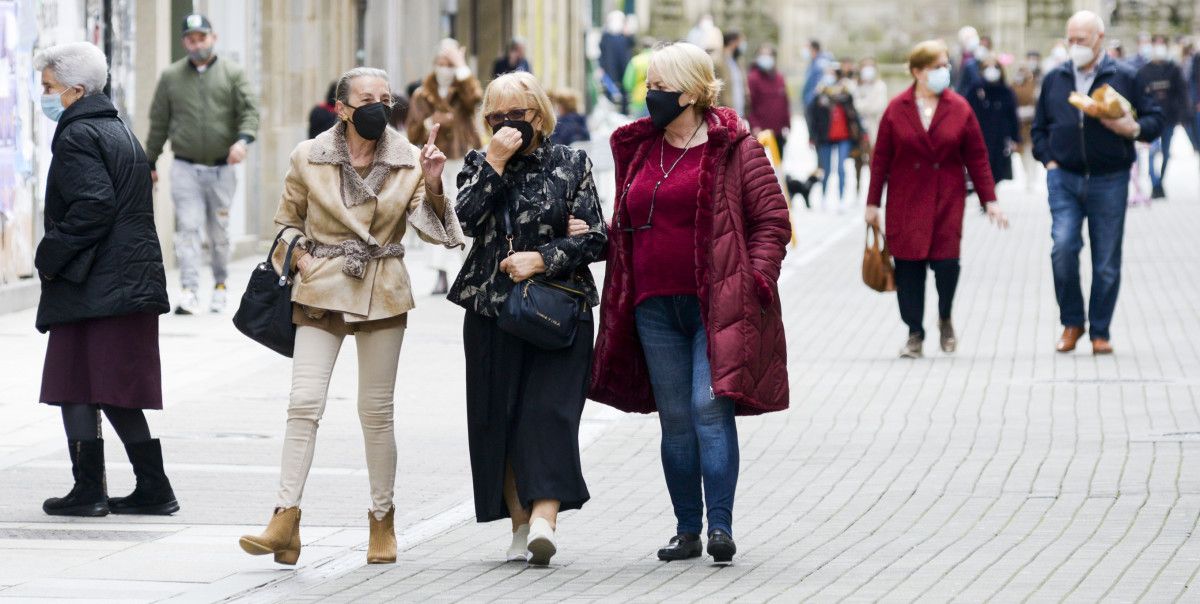 Xente paseando con máscaras en Pontevedra