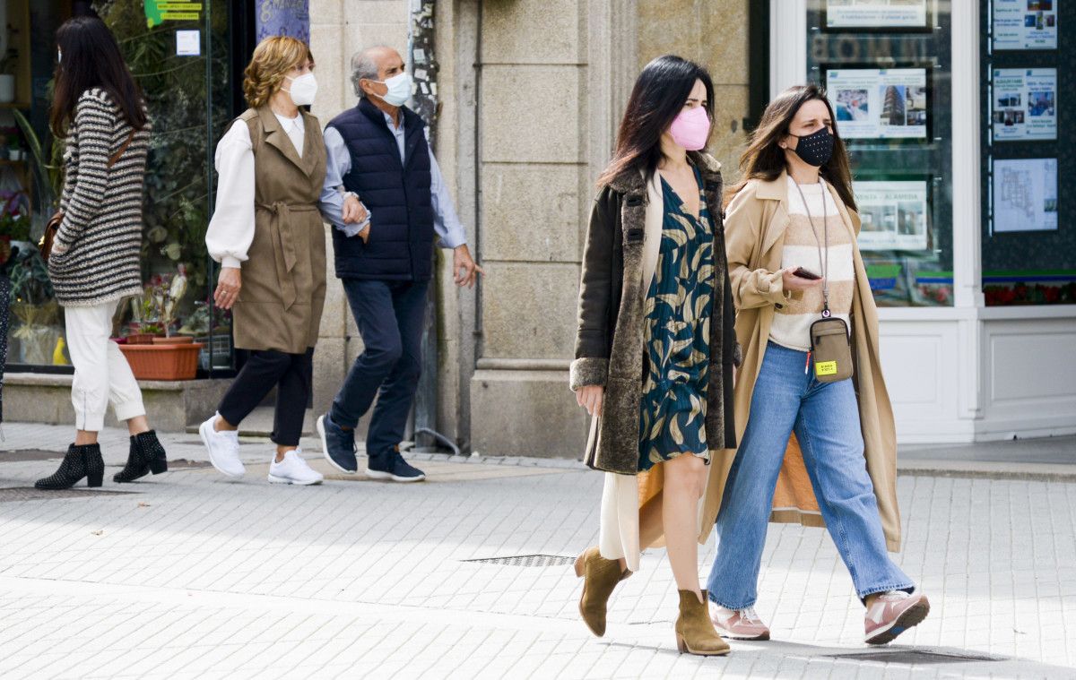 Xente paseando con máscaras en Pontevedra
