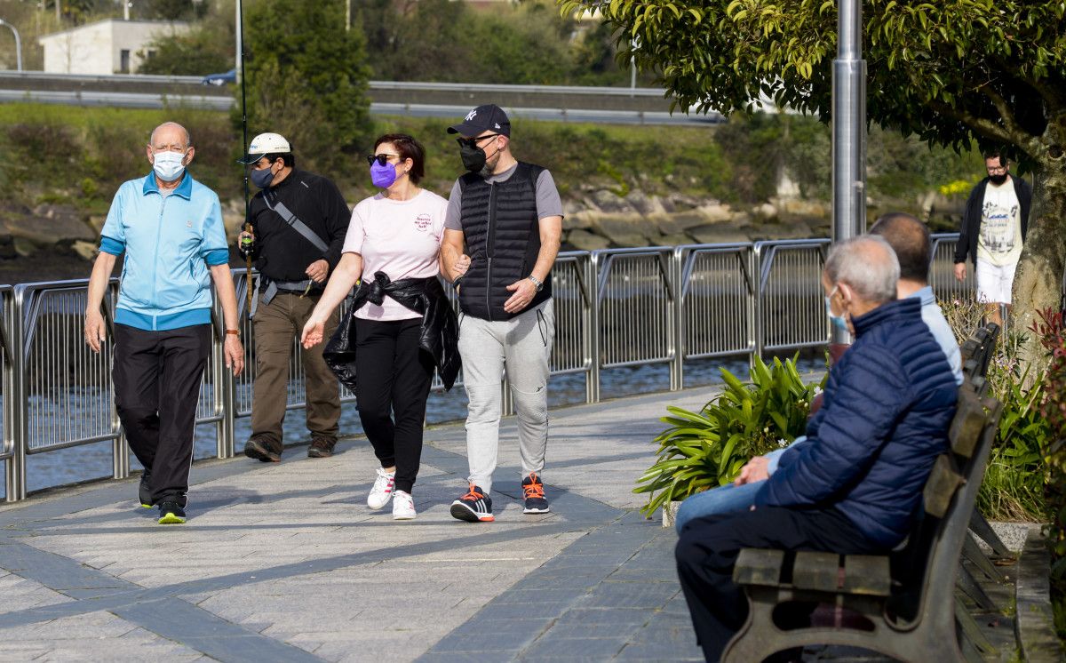 Xente paseando con máscaras en Pontevedra