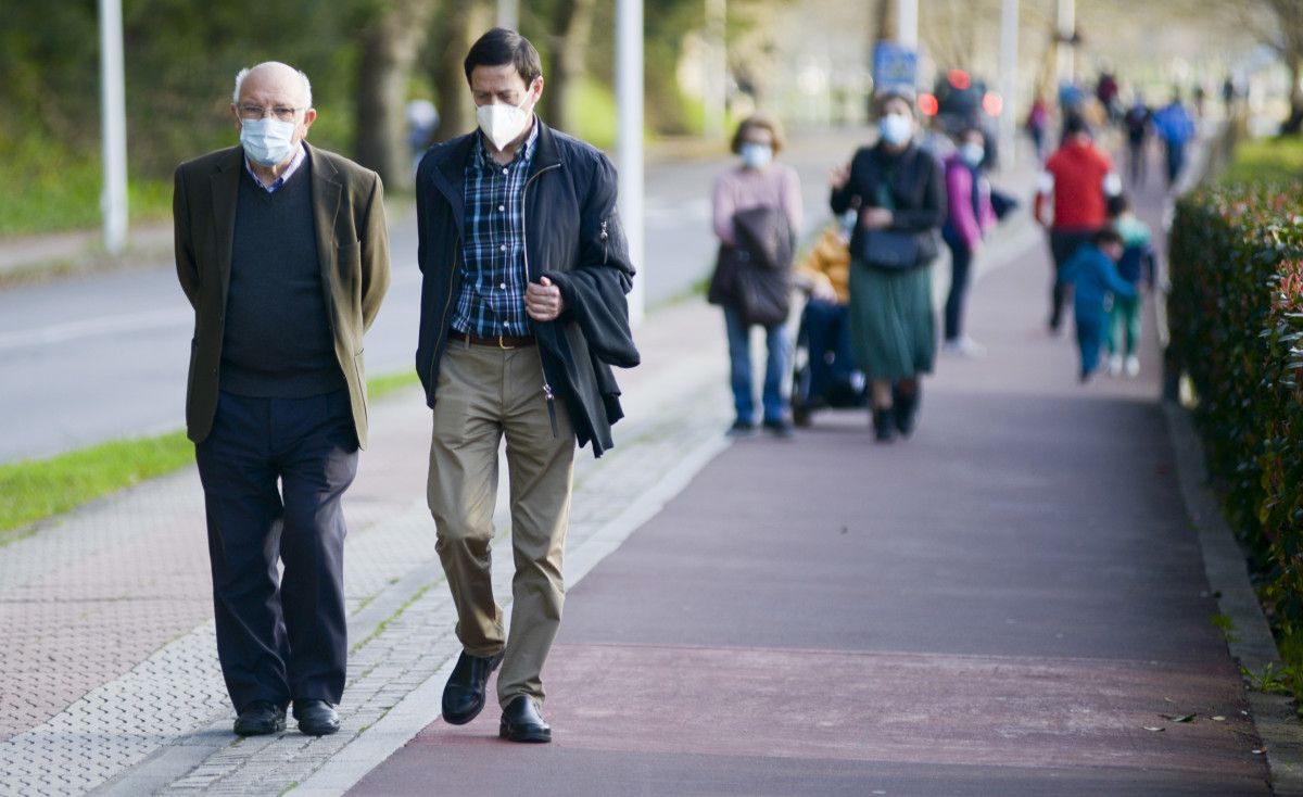 Xente paseando con máscaras en Pontevedra