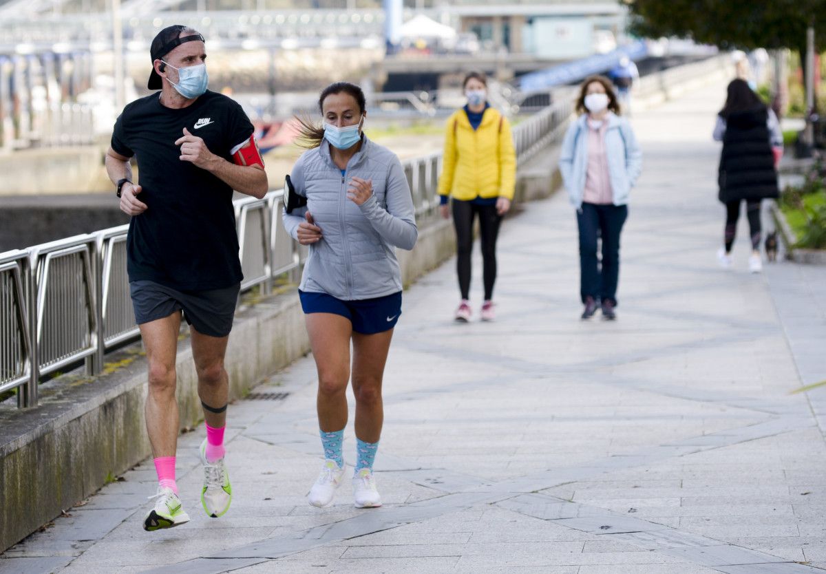 Gente corriendo con buen tiempo