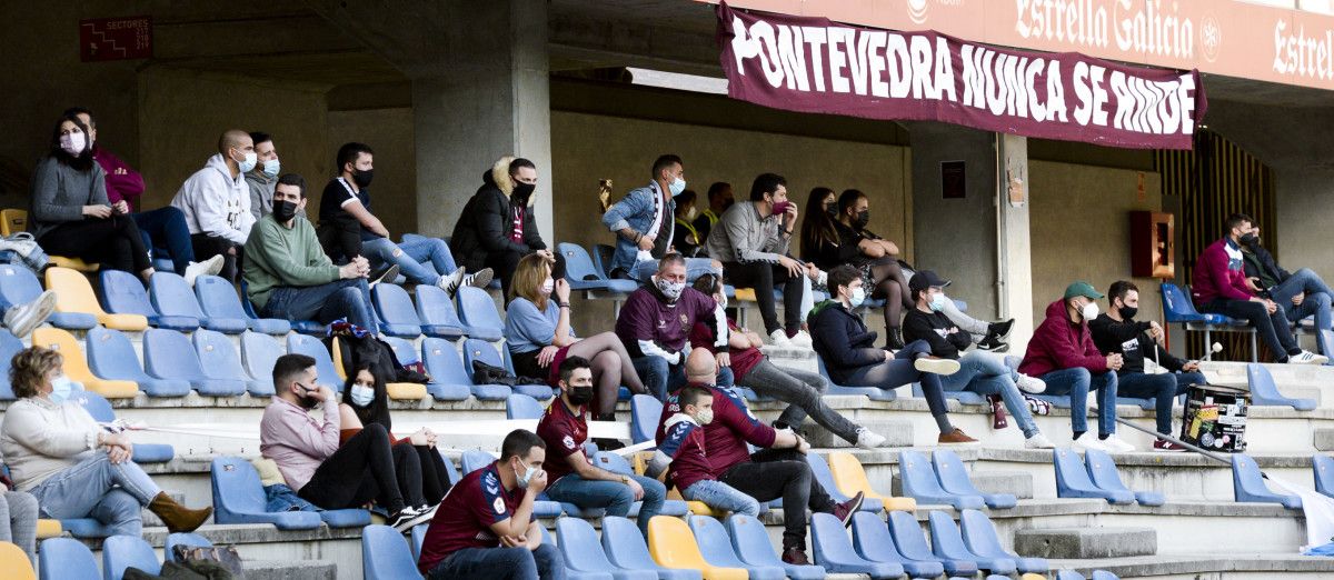 Grada de Pasarón durante el partido entre Pontevedra y Coruxo en Pasarón