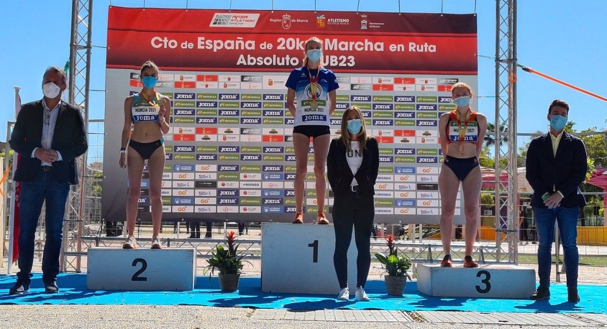 Antía Chamosa (centro) no podio Sub-23 do Campionato de España de Marcha