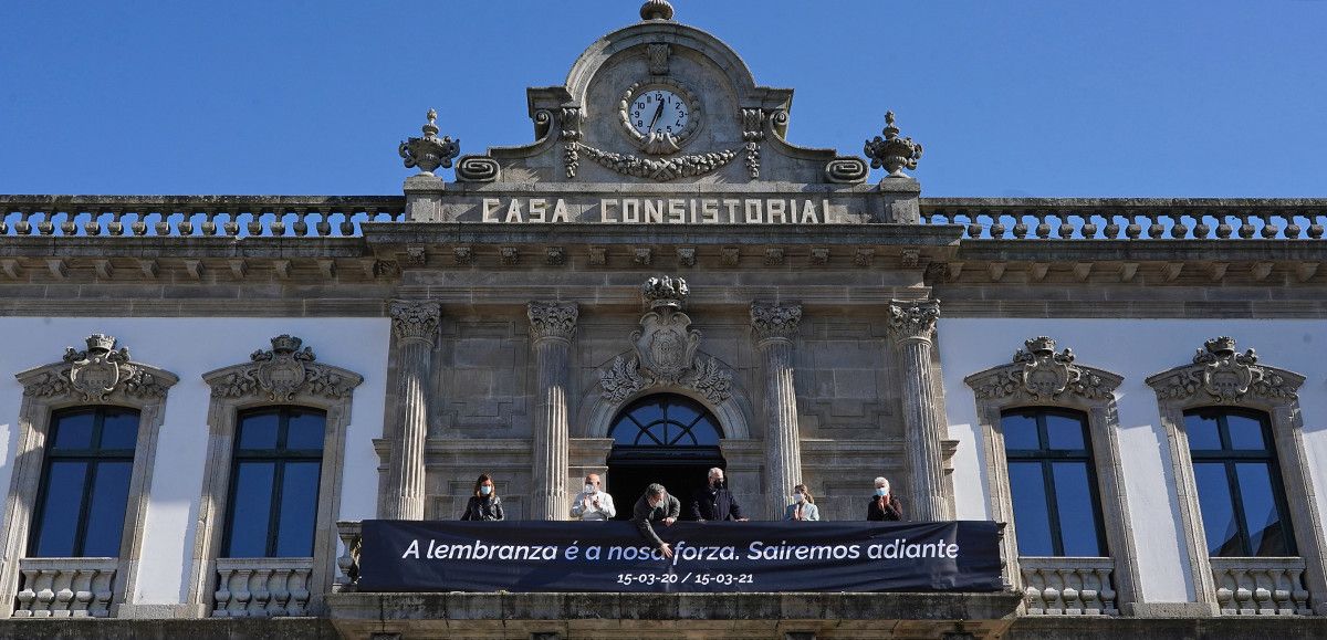 Pancarta en homenaxe ás vítimas da covid-19